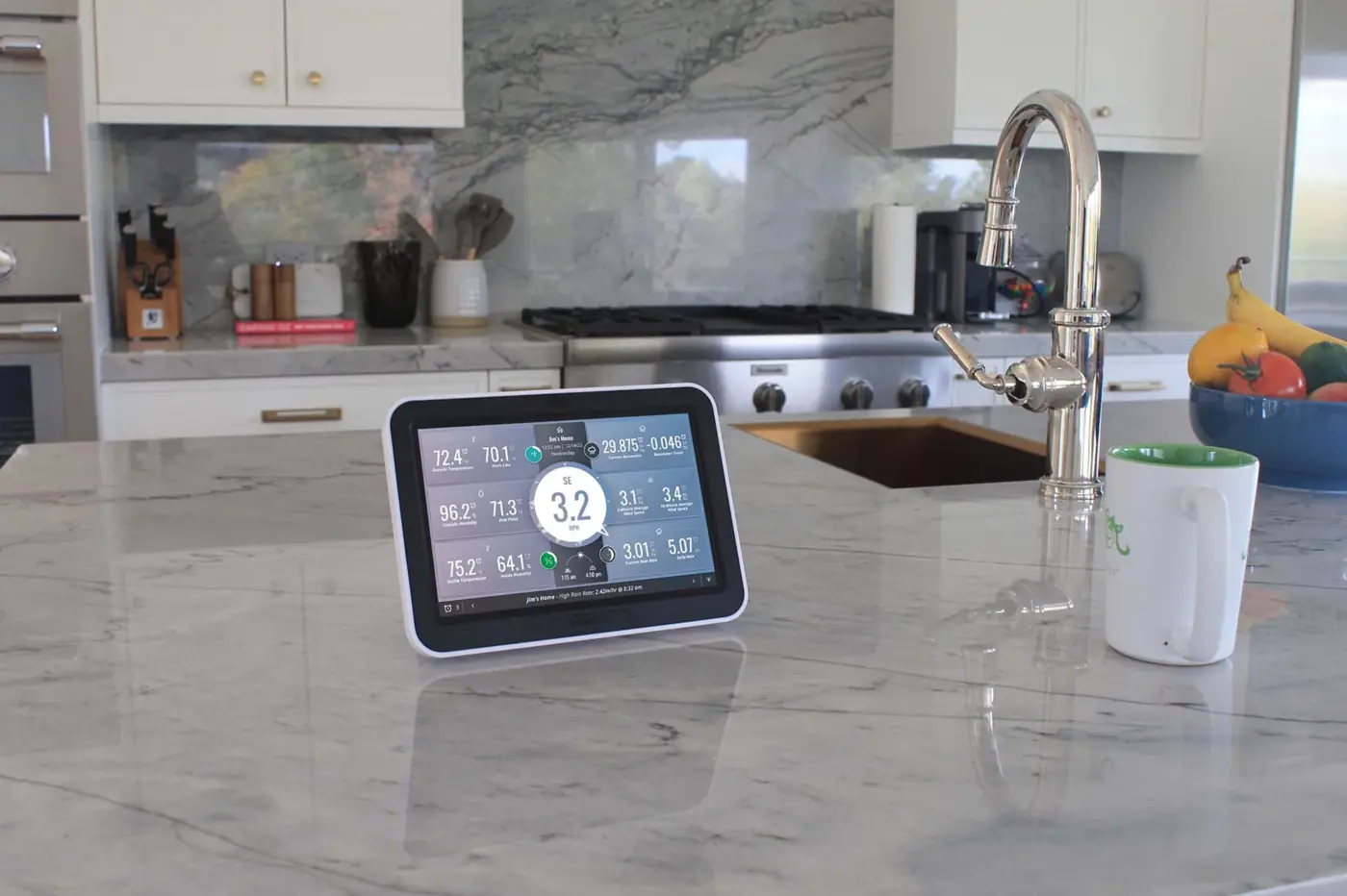 WeatherLink Console mostrando datos meteorológicos en la cocina de una vivienda